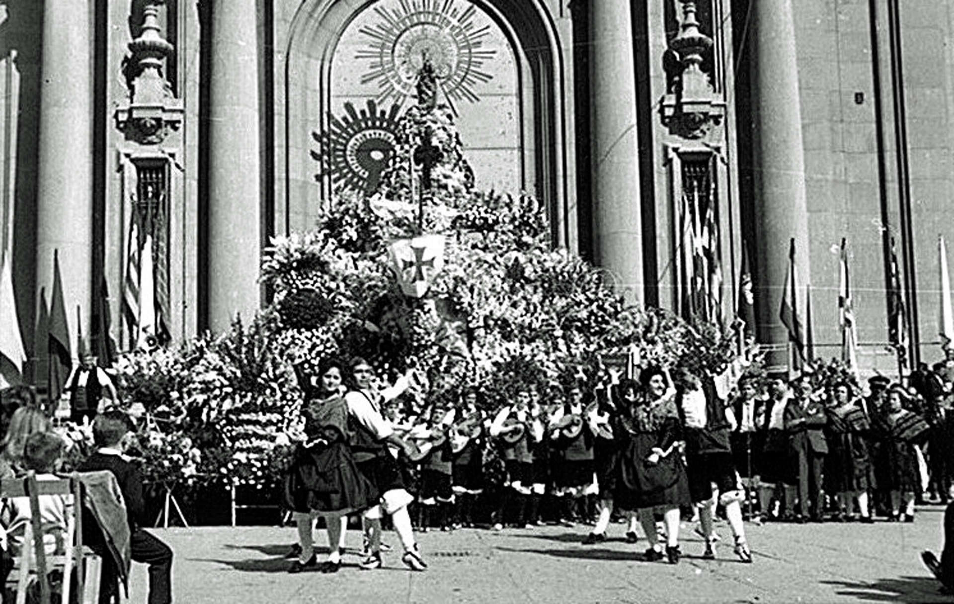 La Ofrenda de Flores de las Fiestas del Pilar - Foto del Gran Archivo Zaragoza Antigua donde se aprecia cómo se celebró la primera ofrenda de flores oficial junto a la fachada de la basílica