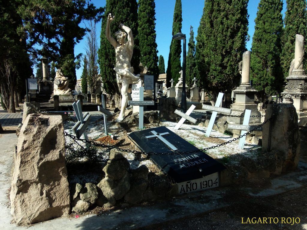 4 Planes para hacer durante Halloween en Zaragoza - Foto de Lagarto Rojo - Visitas teatralizadas en el Cementerio de Torrero puede hacer que tu Halloween en Zaragoza sea diferente