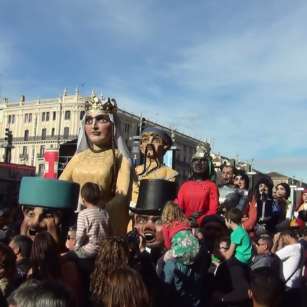 Gigantes y Cabezudos - La comparsa de Gigantes y Cabezudos en las Fiestas del Pilar desfilando por delante del Ayuntamiento de Zaragoza