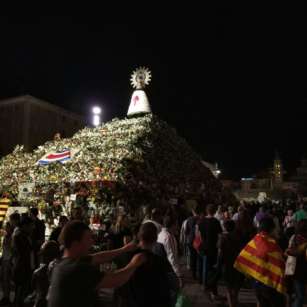 Ofrenda de Flores de las Fiestas del Pilar - Vista nocturna del manto de flores de la Virgen del Pilar en Zaragoza el 14 de Octubre de 2017