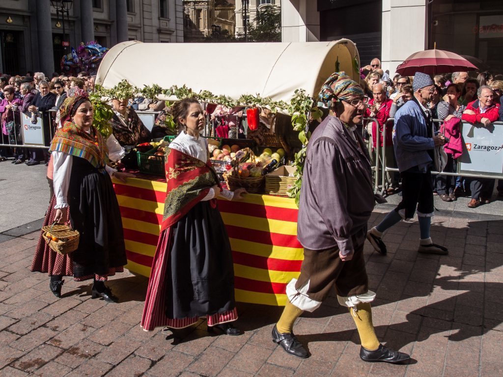 Ofrenda de Frutos a la Virgen del Pilar - Diferentes trajes de baturros y baturras desfilan el 13 de octubre por Zaragoza en las Fiestas del PIlar