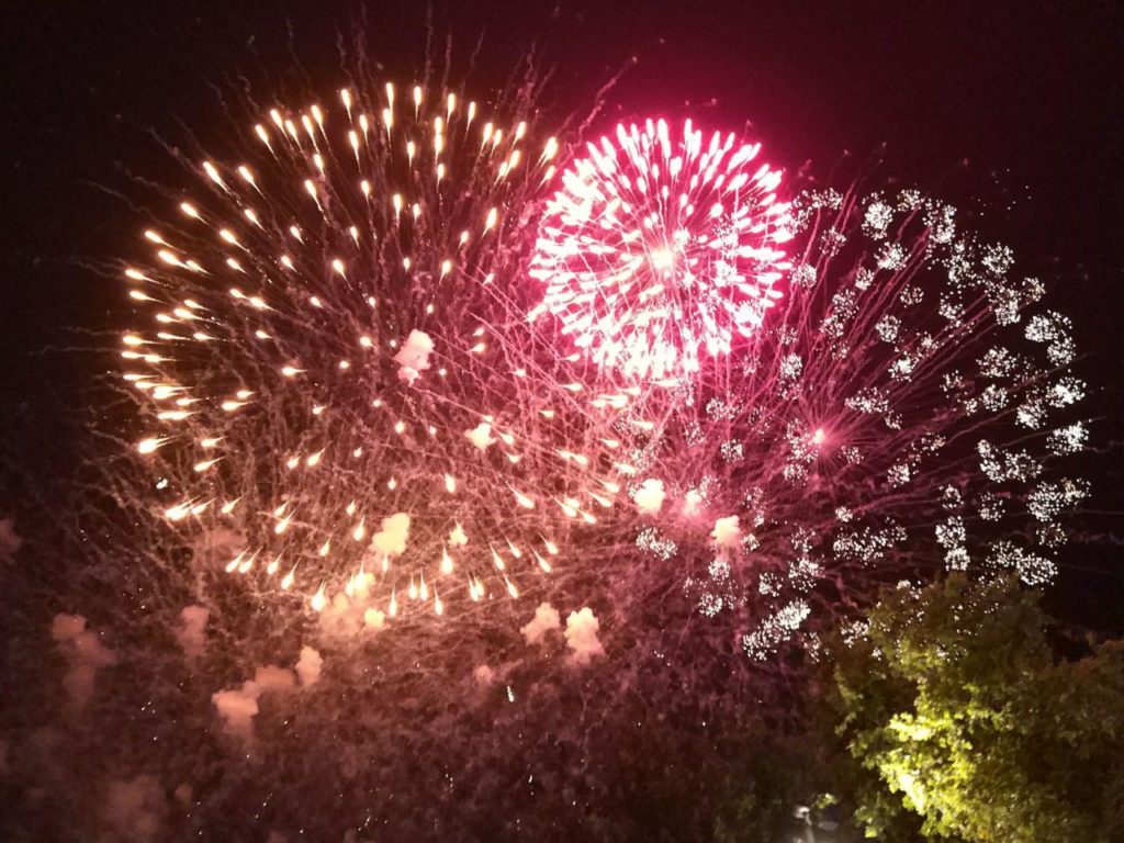 Planes con buen ambiente - Foto de Juan Turmo (@turmoman) - Los fuegos artificiales que cierran las Fiestas del Pilar de Zaragoza siempre son un evento con buen ambiente