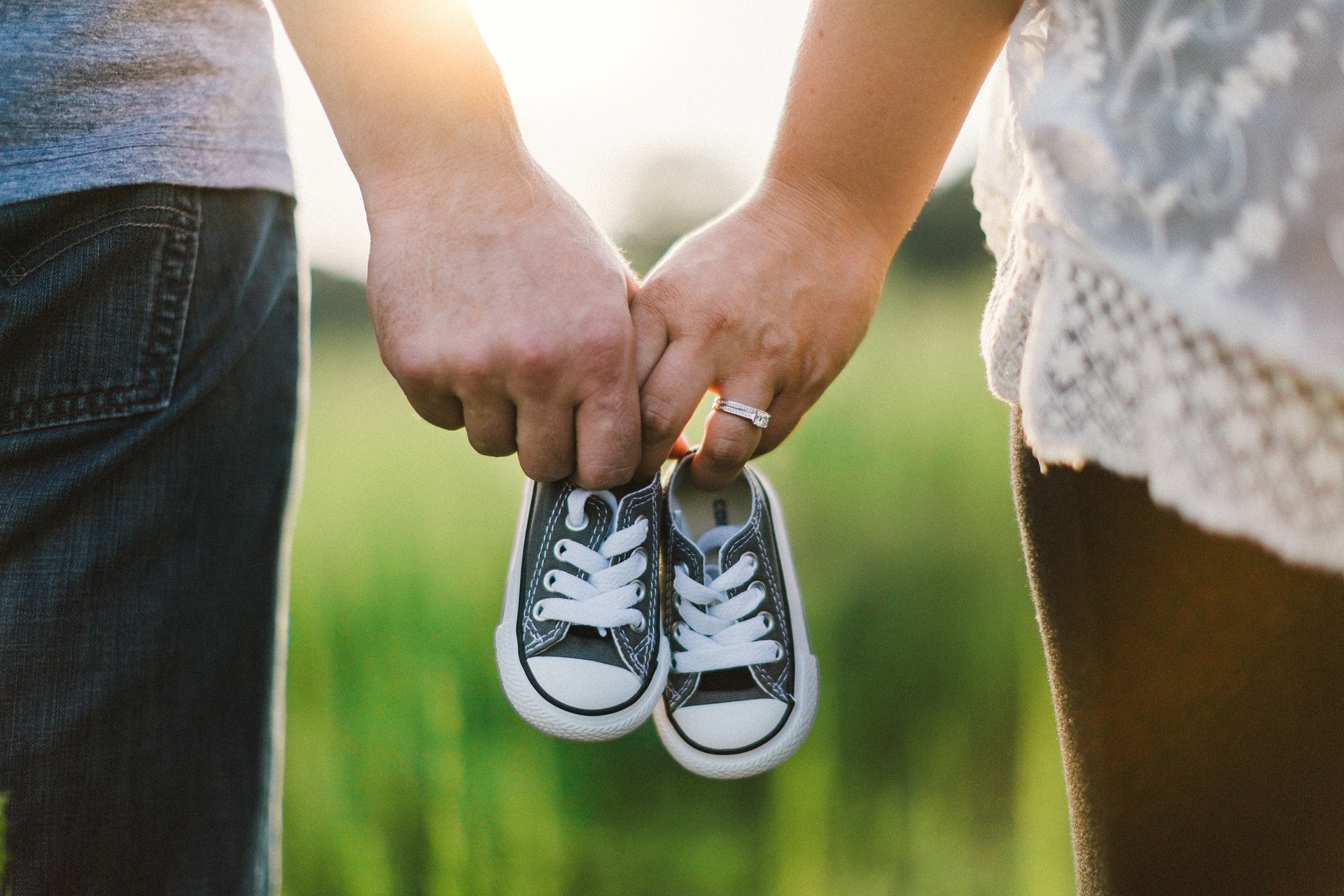 Imagen subida a Zaragoza Ciudad - holding hands 918990 1920