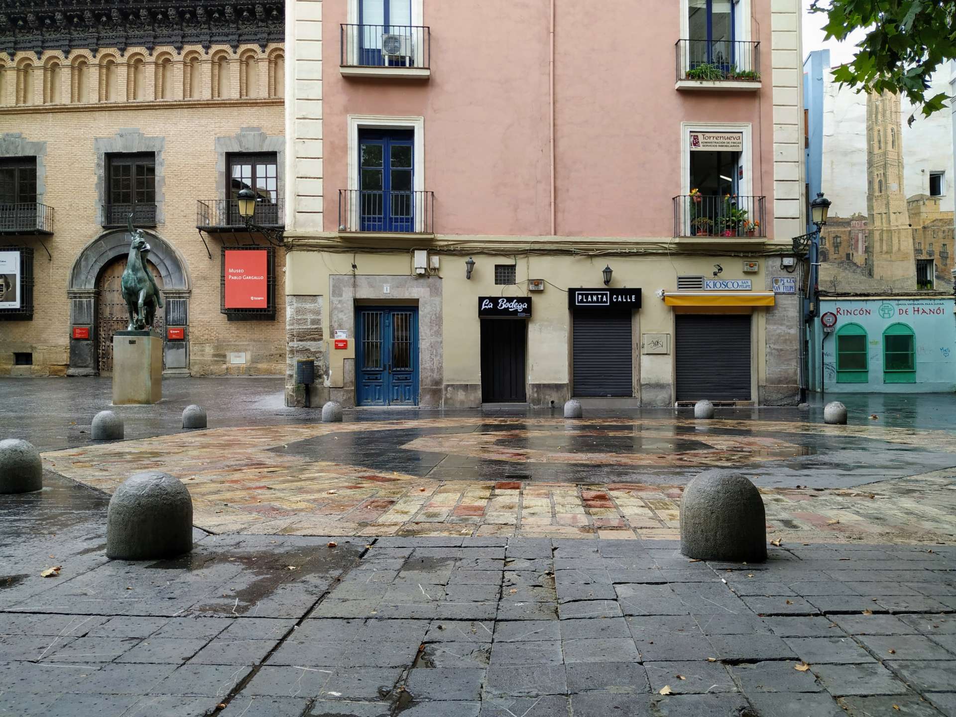 Base octogonal de la lo que fue la torre de la Plaza San Felipe junto con el Museo Pablo Gargallo a la izquierda y el mural de la torre a la derecha