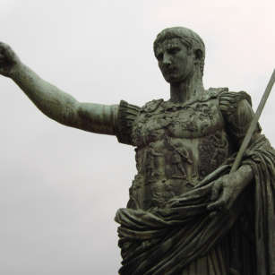 ¿Sabes quién regaló la estatua de César Augusto a Zaragoza?