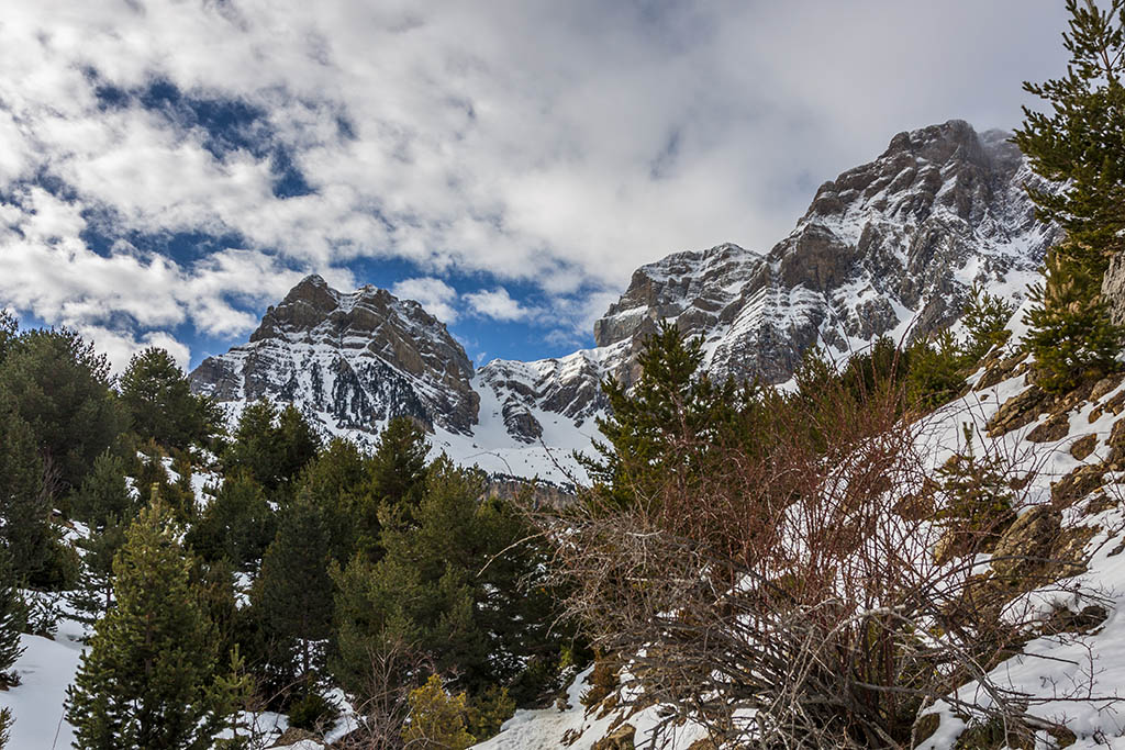 Excursión al Ibón de Piedrafita con raquetas de nieve, barranco de subida