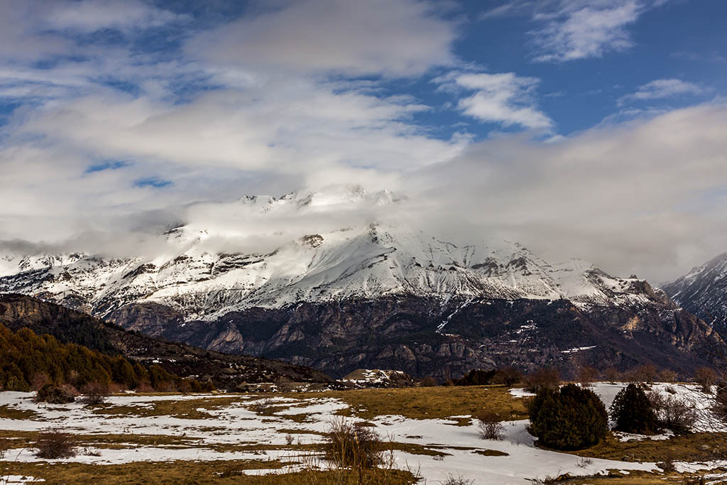 Excursión al Ibón de Piedrafita con raquetas de nieve, vista desde la pista