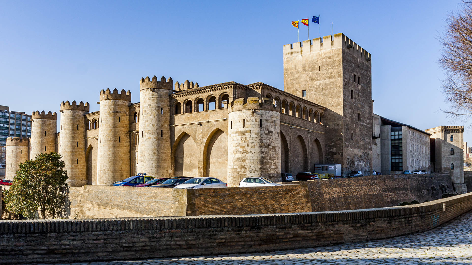 El Palacio de la Aljafería: Musulmanes, Franceses, Verdi y las Cortes