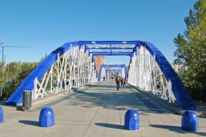 Puente de hierro en color azul y blanco