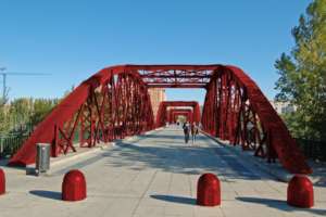 Puente de hierro en color marrón-rojizo
