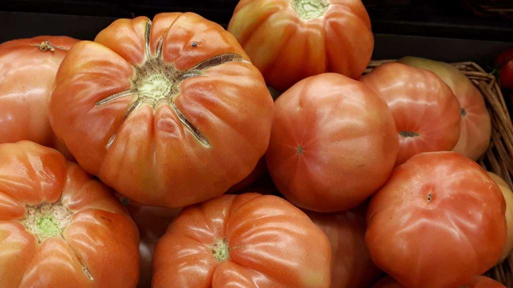 ingredientes aragoneses para una ensalada: tomate rosa