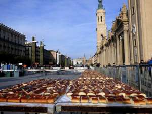 Reparto del roscón de San Valero en la plaza del Pilar