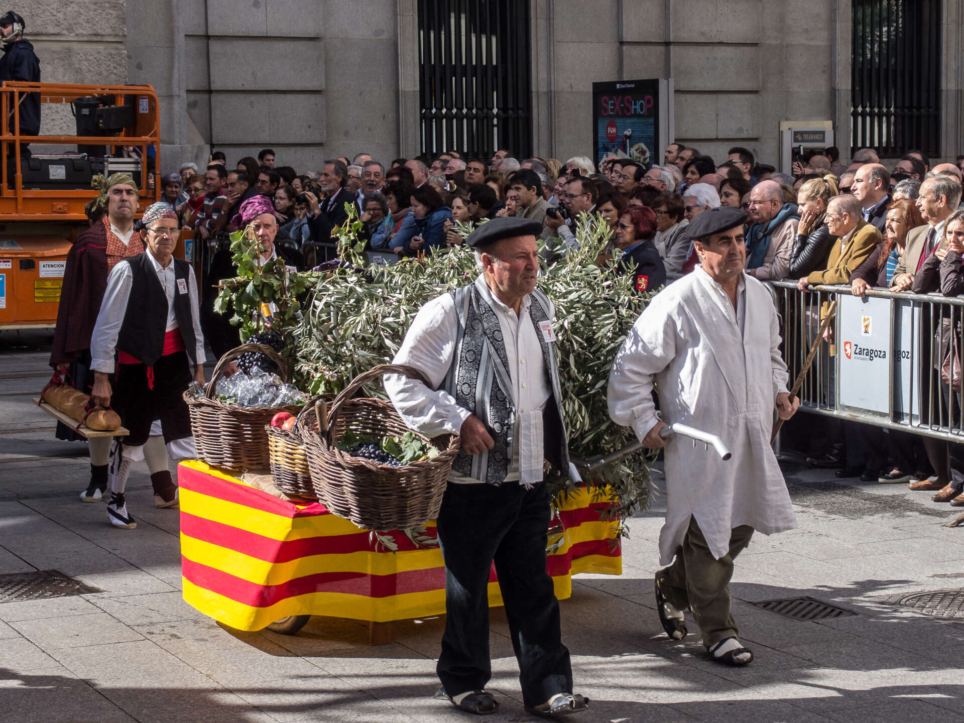Imagen subida a Zaragoza Ciudad - FIESTAS DEL PILAR DE ZARAGOZA Ofrenda de frutos 20