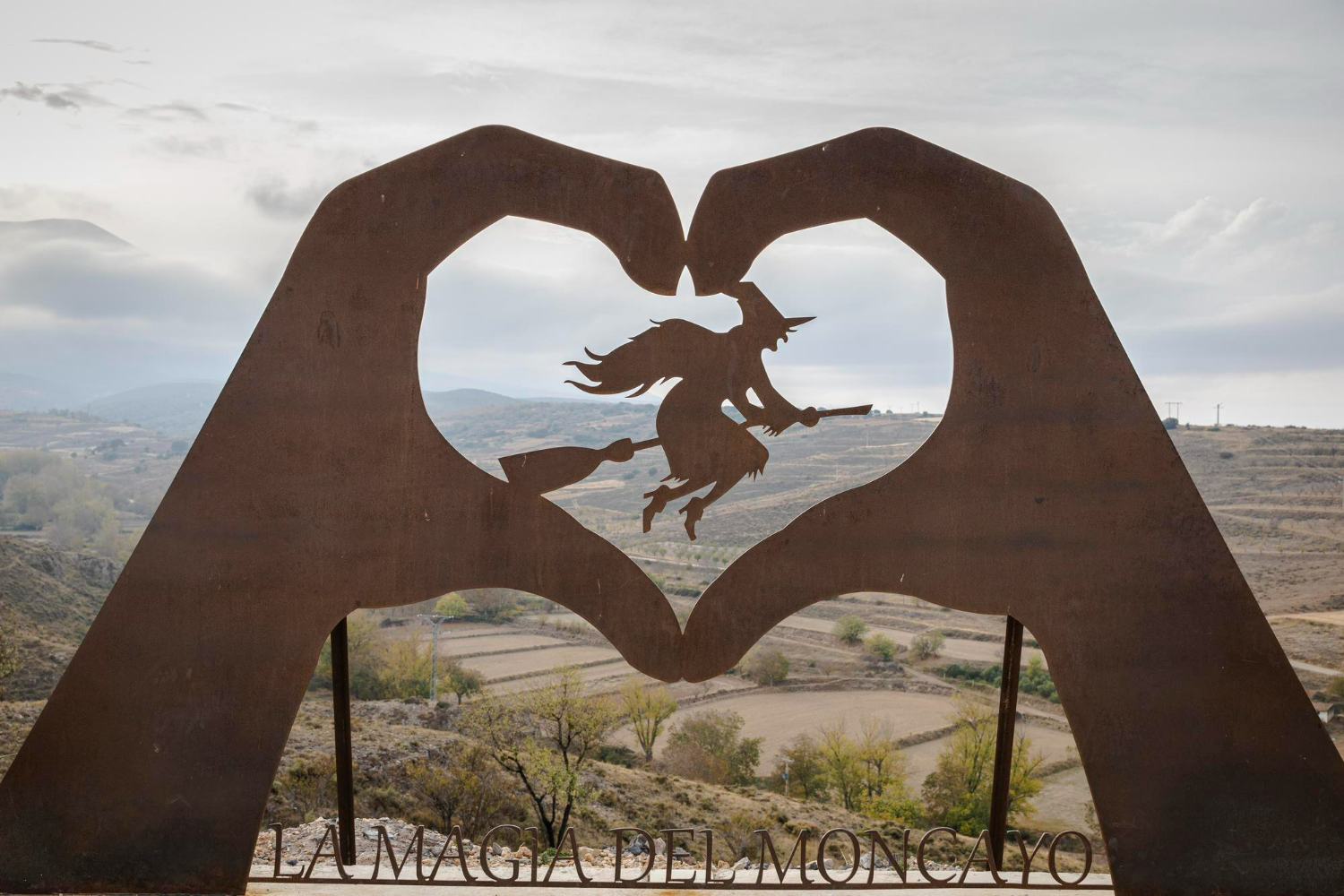Imagen subida a Zaragoza Ciudad - simbolo bruja corazon pueblo trasmoz zaragoza espana