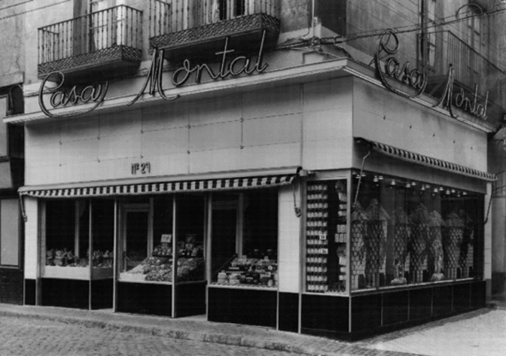 Casa Montal en 1.969 antes de la reforma del escaparate que hoy en día vemos en la plaza San Felipe en pleno centro de Zaragoza