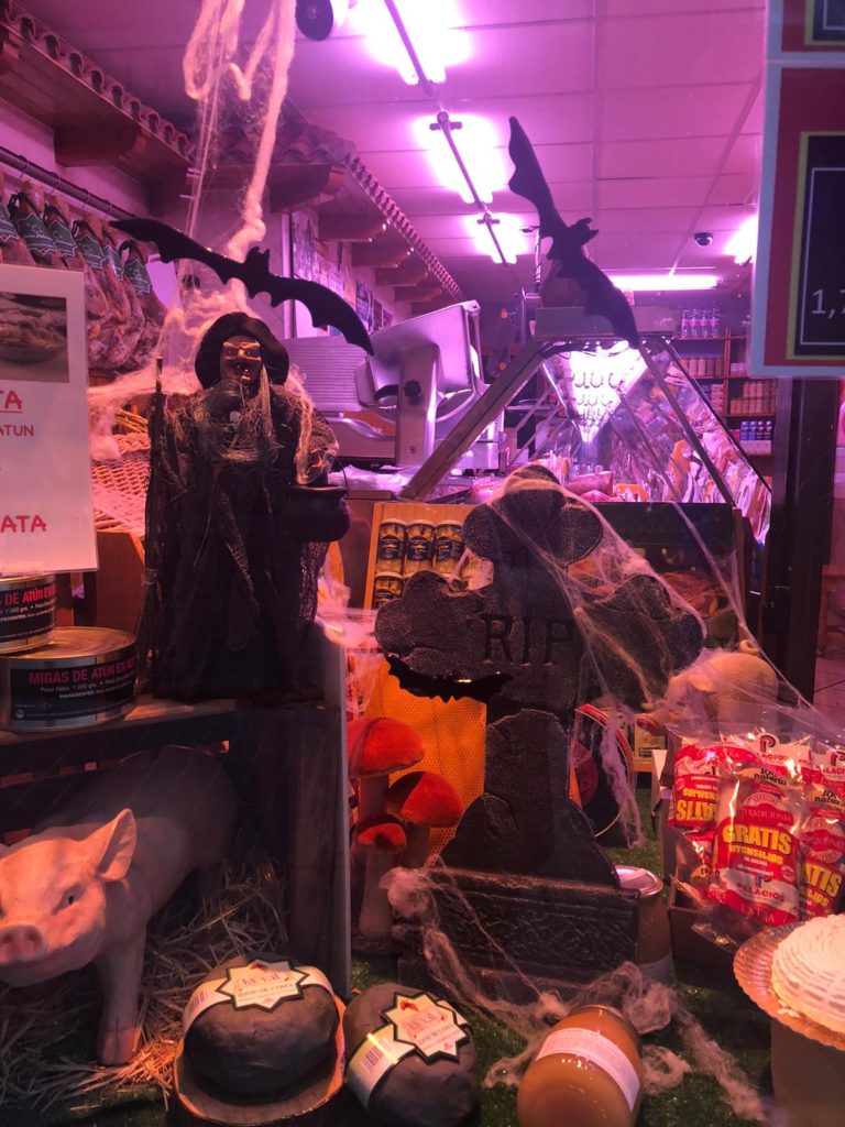Charcutería del barrio de El Gancho decorada con motivo de Halloween