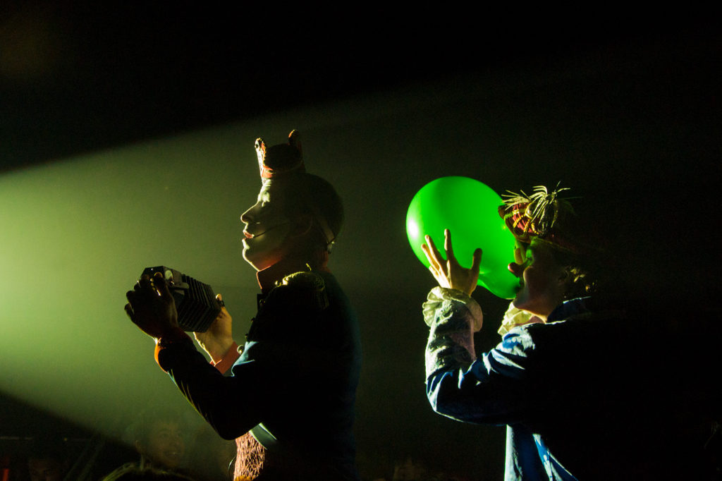 Circo, fiesta de la cerveza y atracciones - Los payaso de Il Circo Italiano en plena actuación