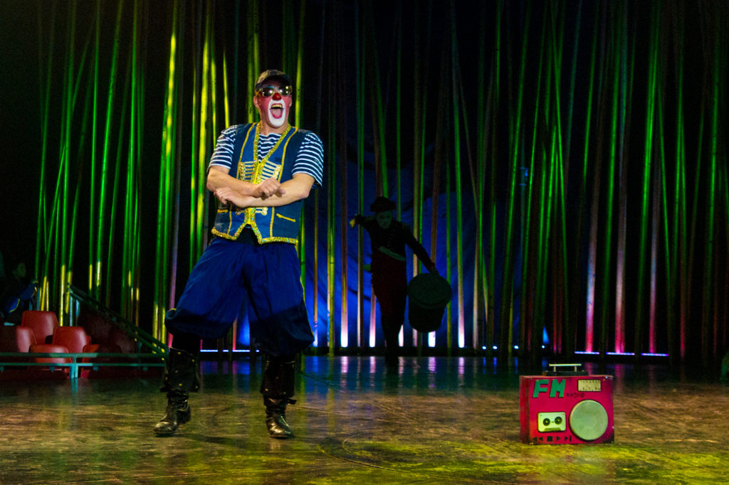 Circo, fiesta de la cerveza y atracciones -Payaso de Il Circo Italiano en plena actuación