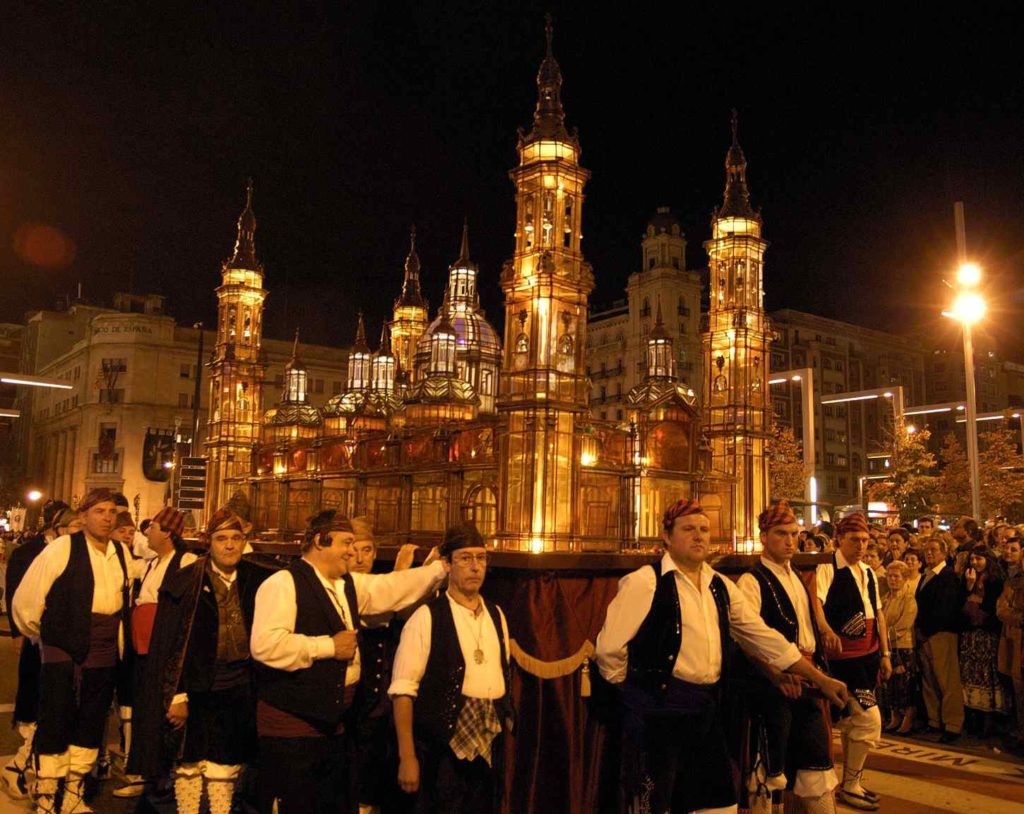 El Rosario de Cristal - Foto de Fiestas y Tradiciones - El 13 de octubre el farol de crital de la Basílica del Pilar de Zaragoza procesionando por sus calles