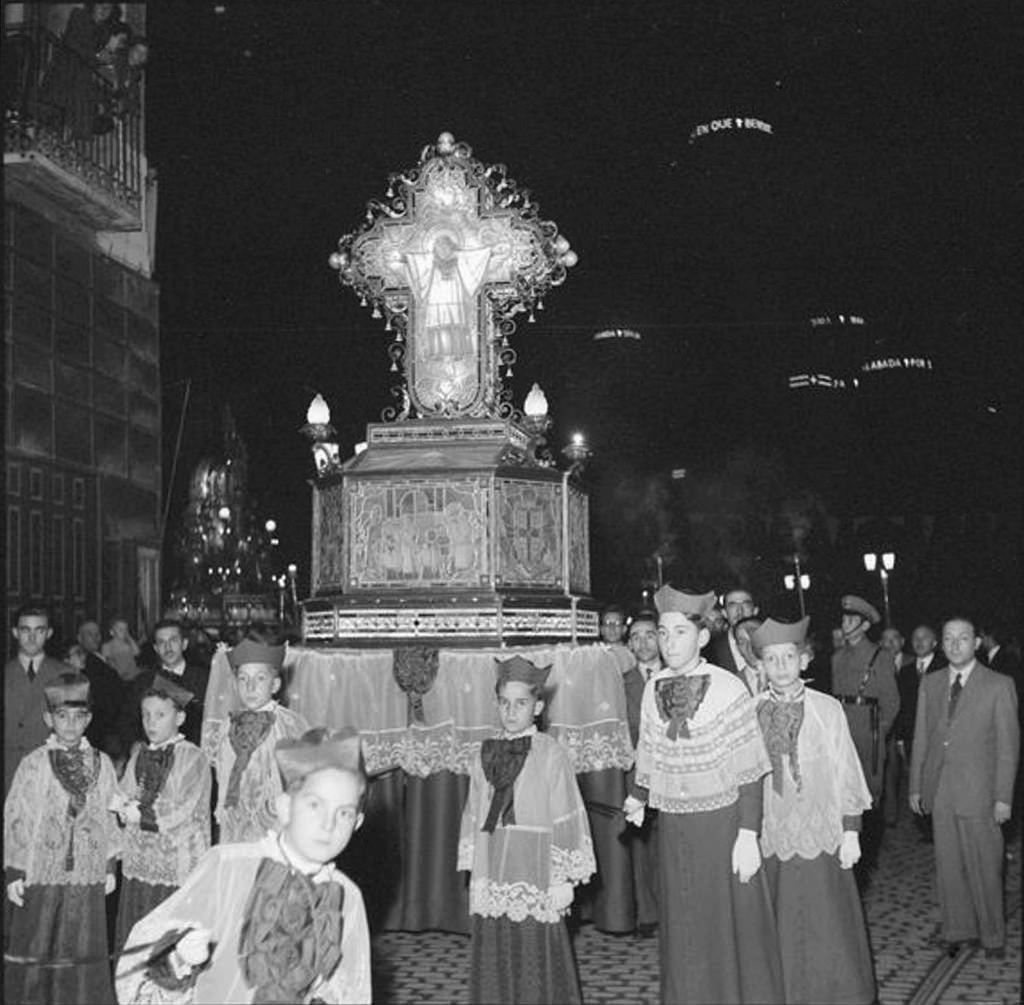 El Rosario de Cristal - Foto de Gran Archivo Zaragoza Antigua - En la Plaza de la Seo 1955, detalle del paso del legendario (fantástico) niño-mártir Dominguito de Val con sus infanticos