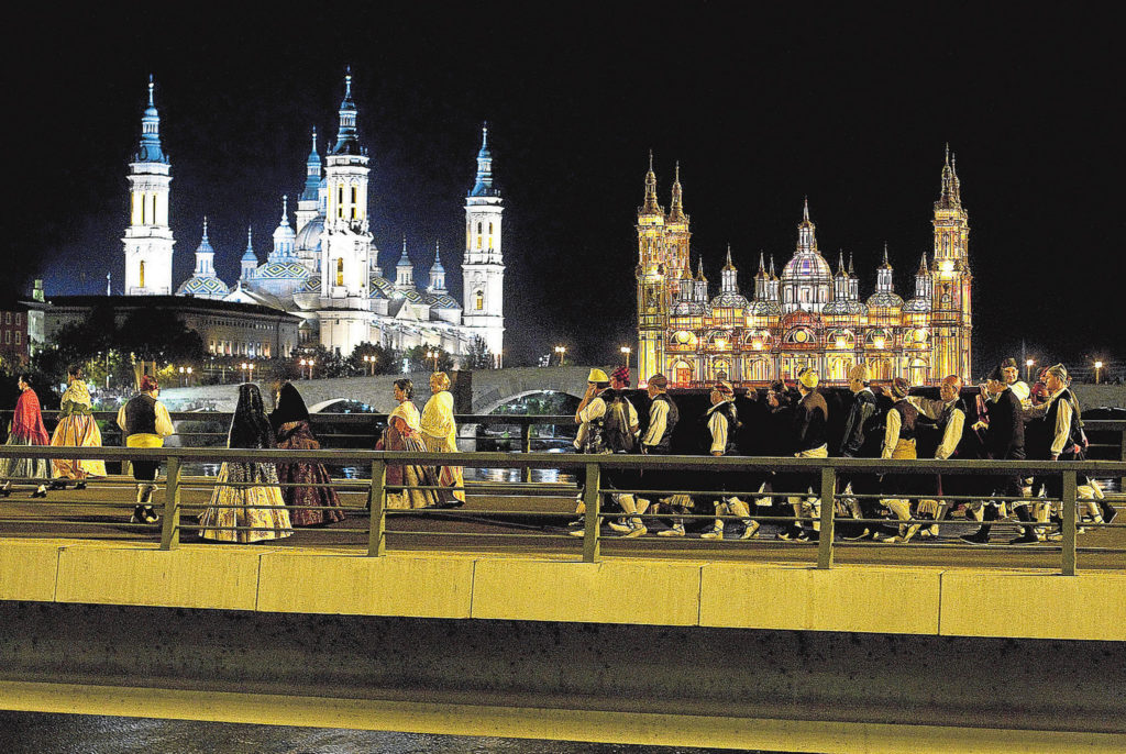 El Rosario de Cristal - Foto de Oliver Duch - Gran Archivo Zaragoza Antigua - En 2011, el puente de Nuestra Señora del Pilar o de Hierro, farol de la Basílica del Pilar, por las obras del tranvía