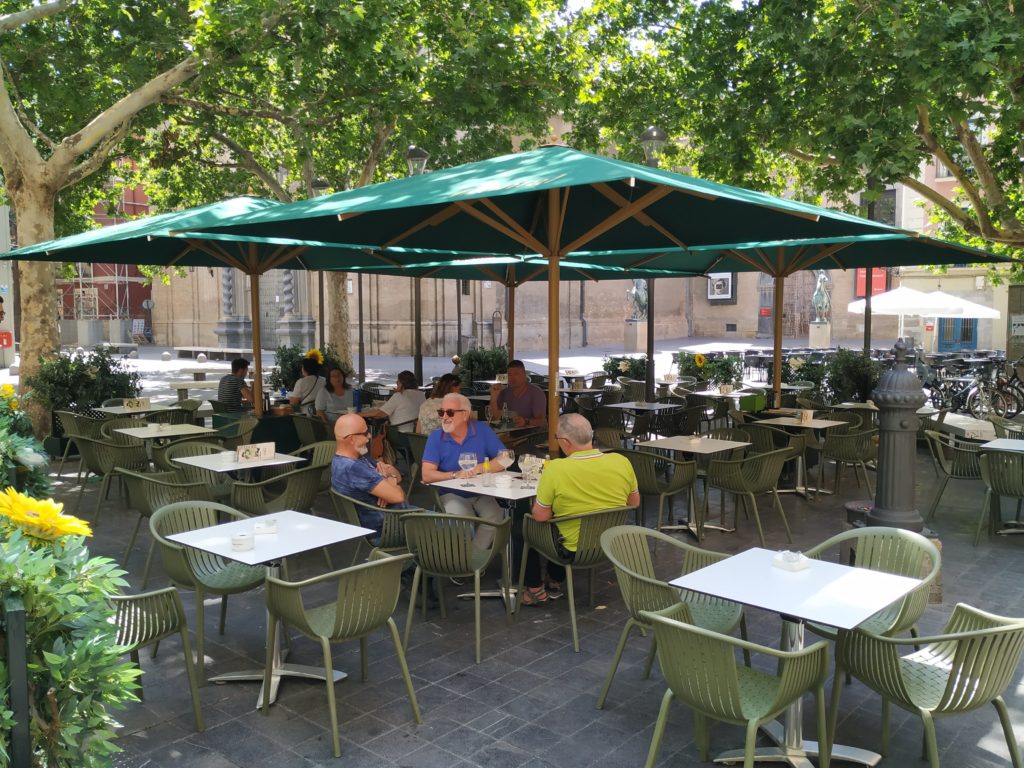 El enclave espectacular de la plaza San Felipe hace que la Terraza de Montal sea el sitio ideal para disfrutar de una experiencia gastronómica gourmet