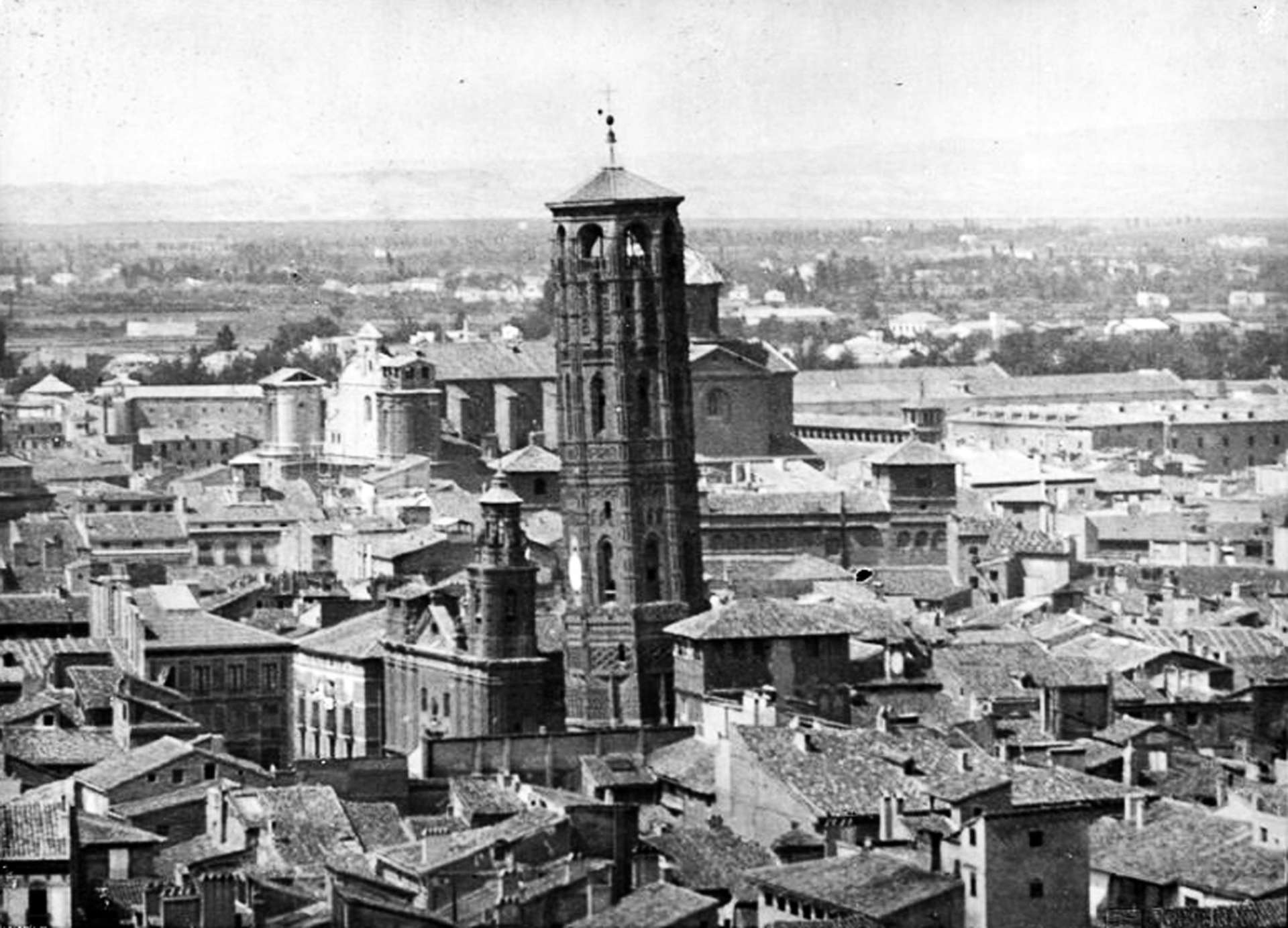 Foto de Archivo Histórico de la Provincia de Zaragoza - Estudio Coyne - 1892 - Vista de la Torre Nueva y de la Iglesia de San Felipe