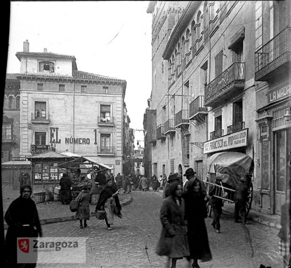 Foto del Gran Archivo de Zaragoza Antigua - La Madrileña (futura Casa Montal) a la derecha, en la plaza San Felipe repleta de comercios, mercados  y puestos (1.924)
