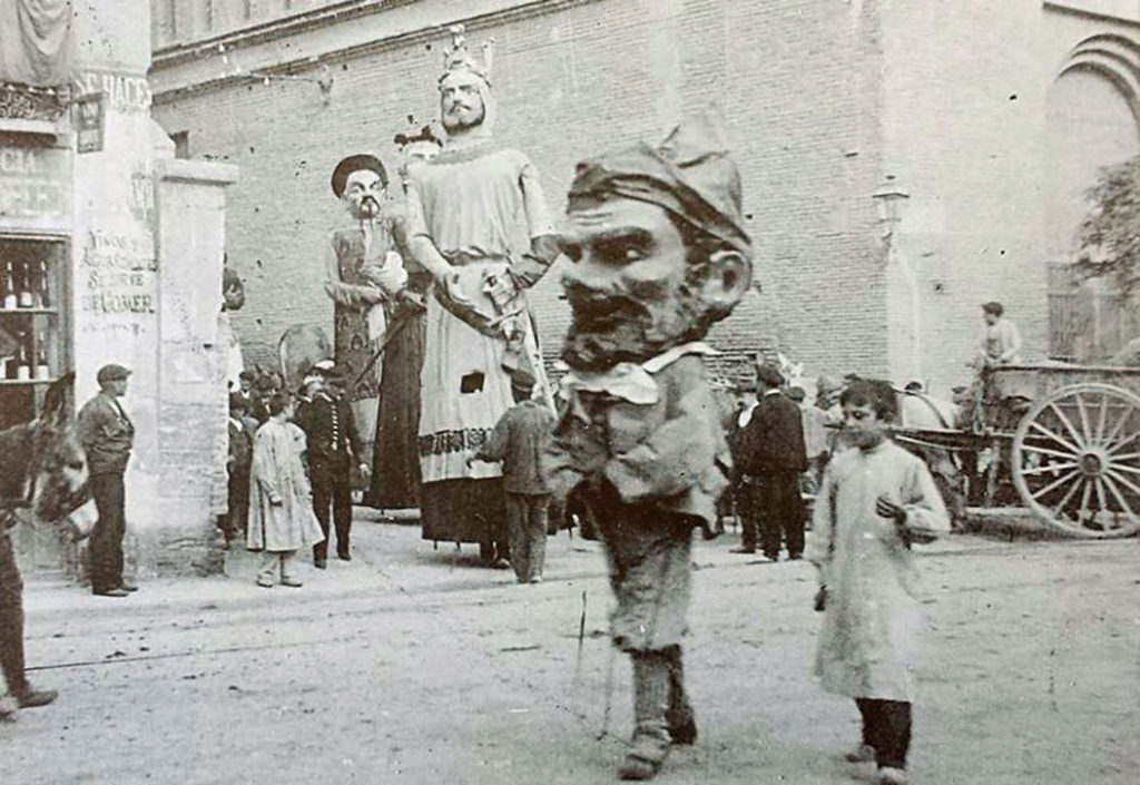 Gigantes y Cabezudos - Foto de Agustín Muñoz - Gran Archivo Zaragoza Antigua - El Robaculeros junto a La Lonja en 1901