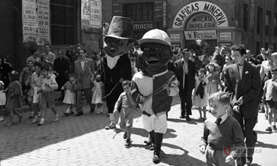Gigantes y Cabezudos - Foto de Gerardo Sancho Ramo - Gran Archivo Zaragoza Antigua - En 1953 el Morico, el Forano y el Verrugón comparseando por las calles de Zaragoza en las Fiestas del Pilar