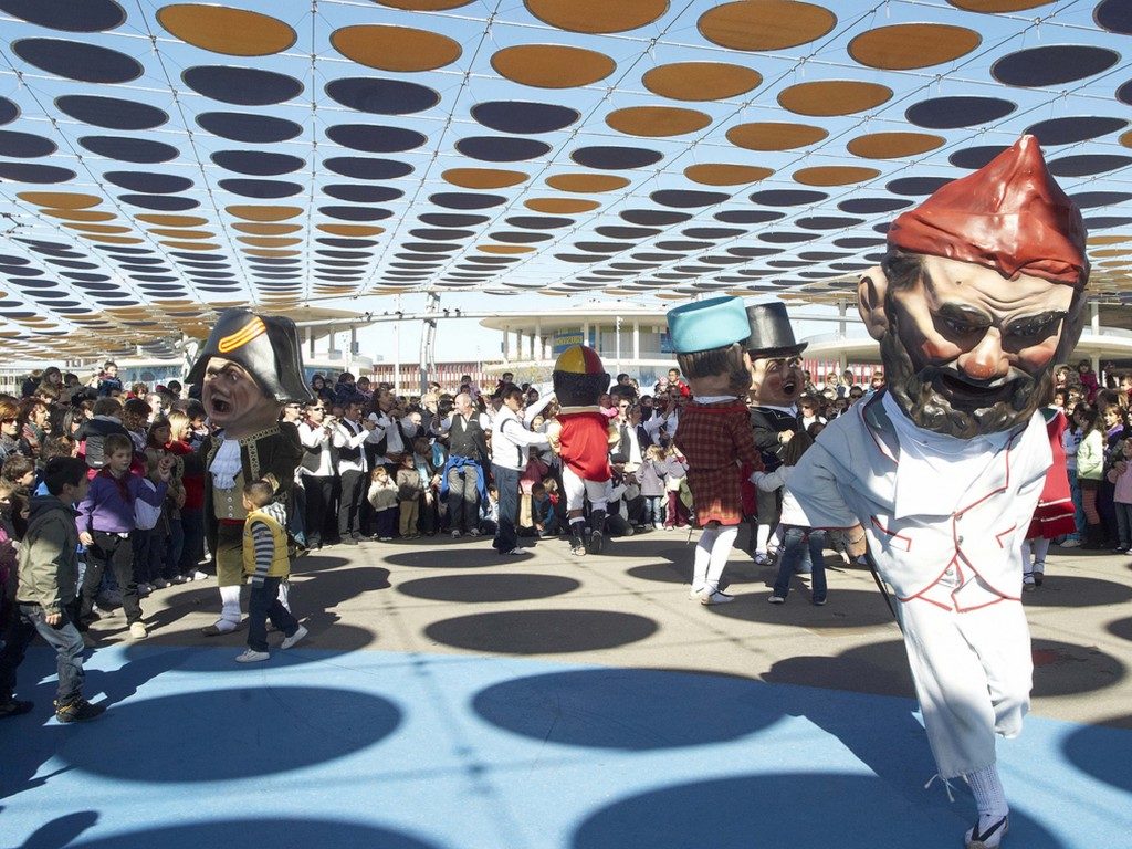 Gigantes y Cabezudos - Foto de Zaragoza Turismo - En el Recinto de la Expo los Cabezudos haciendo las delicias de los más pequeños