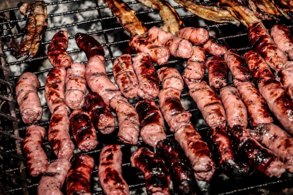 Hogueras de San Antón - Foto de Isabel Aparicio - En la hoguera del Rabal se reparte cena para los vecinos de Zaragoza que se hayan acercado al barrio del Arrabal