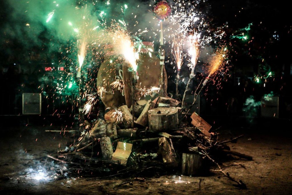 Hogueras de San Antón - Foto de Isabel Aparicio - Hoguera del Arrabal con fuegos de artificio y toda clase de motivos para quemar