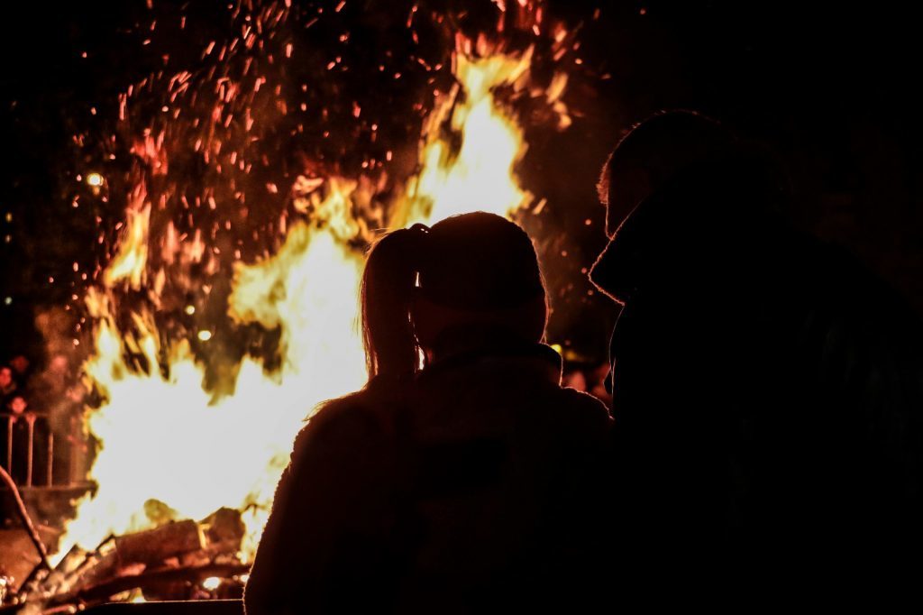 Hogueras de San Antón - Foto de Isabel Aparicio - Pareja disfrutando de la hoguera en honor a San Antón en el Arrabal
