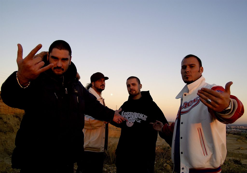 Kase O - De izquierda a derecha, Kase O, Hate, R de Rumba y Lírico, posando para el álbum fotográfico del disco Genios