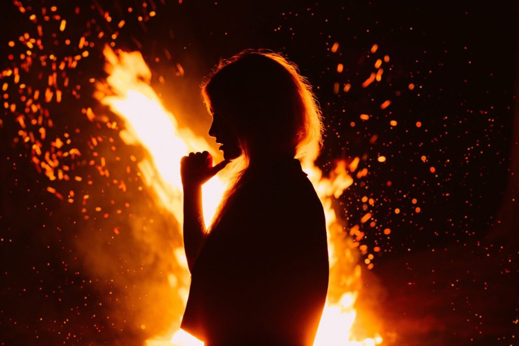 Las hogueras, símbolo de culto al sol, fecundidad, y los deseos y miedos que cada uno quiera pedir o superar se recogen al amparo de esta noche mágica de San Juan