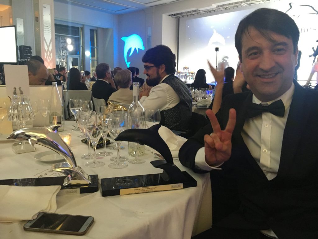 Lorenzo Cortés - Lorenzo Cortés con el Delfín de Plata y el Delfín Negro, este último galardón recibido por mejor música en el Festival de Cine Corporativo de Cannes