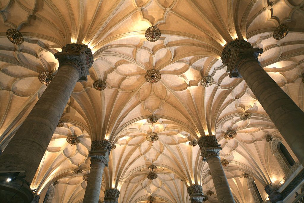 Monumentos en Zaragoza - Interior de la Lonja, sus bóvedas de crucería son impresionantes