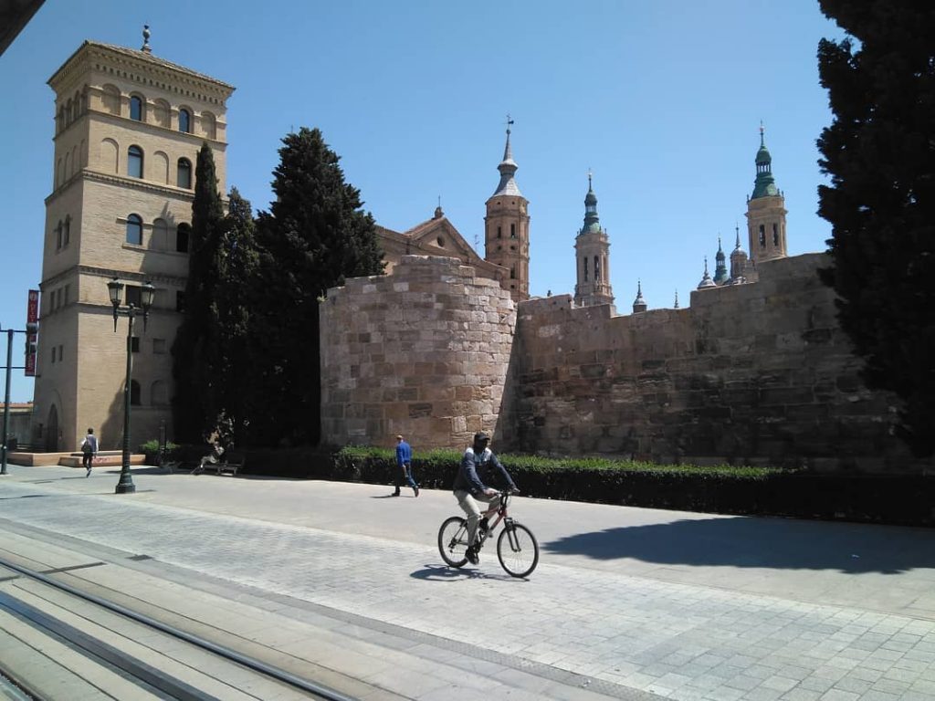 Monumentos en Zaragoza - Restos de las murallas romanas al lado del Mercado Central y el río Ebro