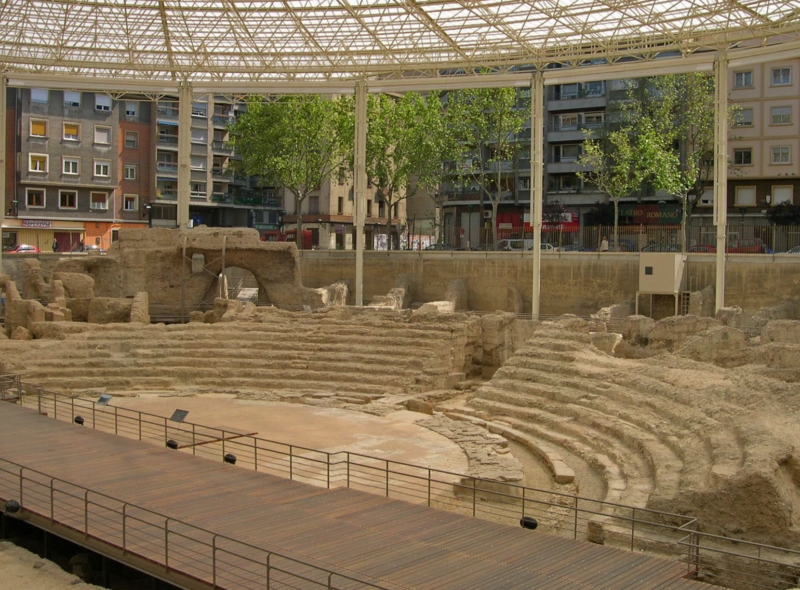 Monumentos en Zaragoza - Restos de lo que fue el Teatro Romano que alberga a día de hoy un museo en su interior y es parte de la Ruta de Caesaraugusta