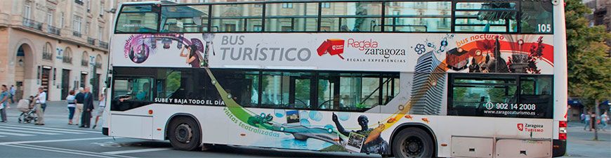 Moverte en autobús por Zaragoza - Foto de Ayuntamiento de Zaragoza - El bus turístico diurno pasando por Plaza España en su ruta hacia los sitios más importantes de la ciudad de Zaragoza