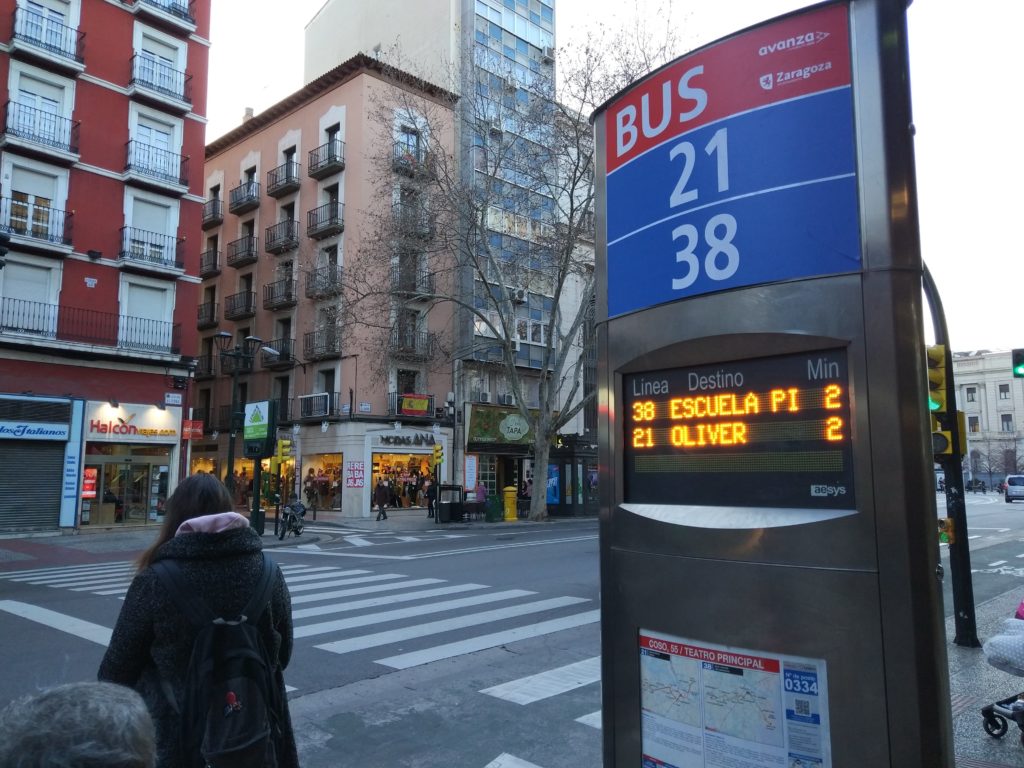 Moverte en autobús por Zaragoza - Foto de Grupo Avanza - Gracias a la app, las marquesinas e incluso el GPS puedes utilizar el bus en Zaragoza de una manera muy cómoda