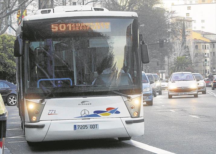 Moverte en autobús por Zaragoza - Foto de Jaime Galindo - El autobús de la línea 501 es blanco y diferente al resto de autobuses urbanos de la flota