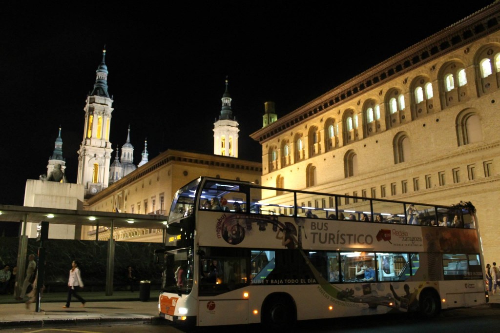 Moverte en autobús por Zaragoza - Foto de Zaragoza Turismo - El bus turístico nocturno desde la salida de la Plaza de la Seo con la Calle Don Jaime I