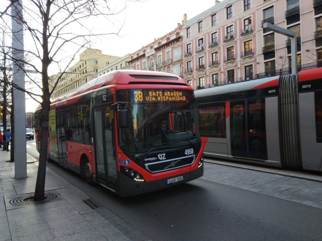 Moverte en autobús por Zaragoza - Uno de los autobuses articulados de la línea diurna 38 haciendo su recorrido por Paseo Independencia junto al tranvía con el que comparte recorrido en ese tramo