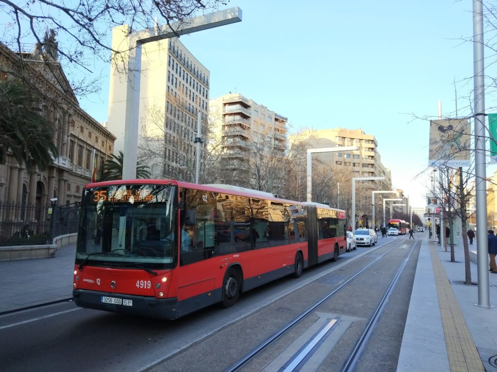 Moverte en autobús en Zaragoza - Uno de los buses articulados de la línea diurna 35 haciendo su recorrido por Paseo Independencia