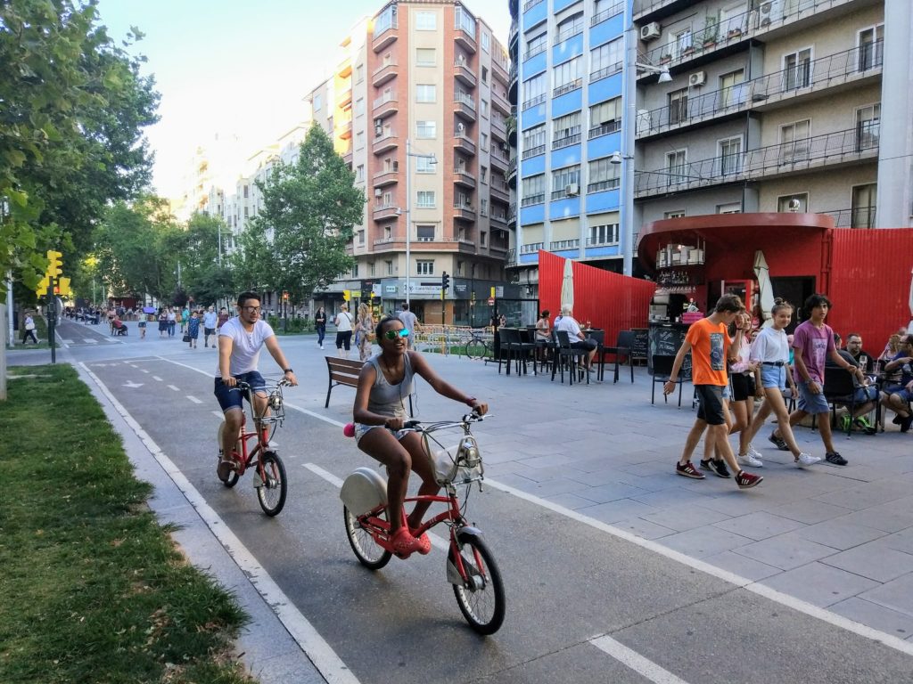 Moverte en bicicleta por Zaragoza - Ciclistas utilizando el servicio BIZI por el carril bici de Gran Vía