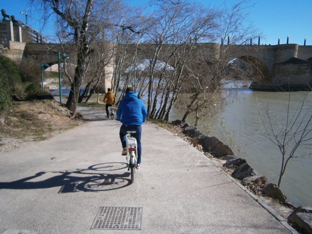 Moverte en bicicleta por Zaragoza - Conocer el Puente de Piedra con bicicleta eléctrica gracias a EbroBizi