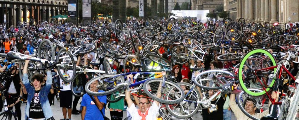 Moverte en bicicleta por Zaragoza - Reivindicación de la bicicleta en la Plaza del Pilar frente al Ayuntamiento