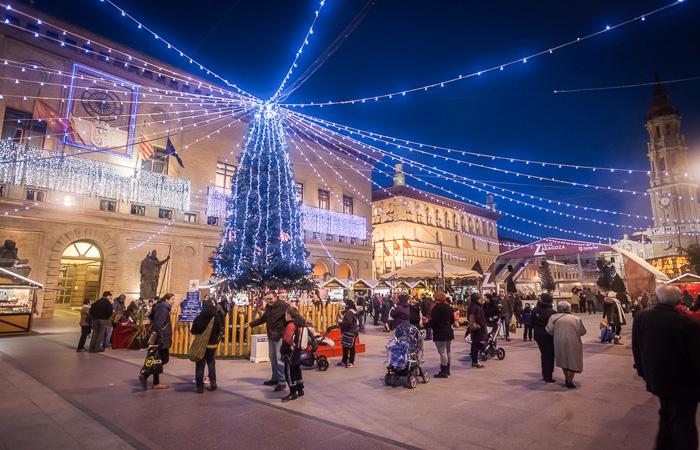 Muestra de Navidad en la Plaza del Pilar - Foto de Ayuntamiento de Zaragoza - Árbol de Navidad que preside la plaza llena de puestos y atracciones